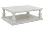 MESA CENTRO ARLENDYNE Hecha con sólidos de madera dura, chapa de olmo, sustratos MDF y resina fundida. Acabado en blanco envejecido                                         1.37*1.01*0.45